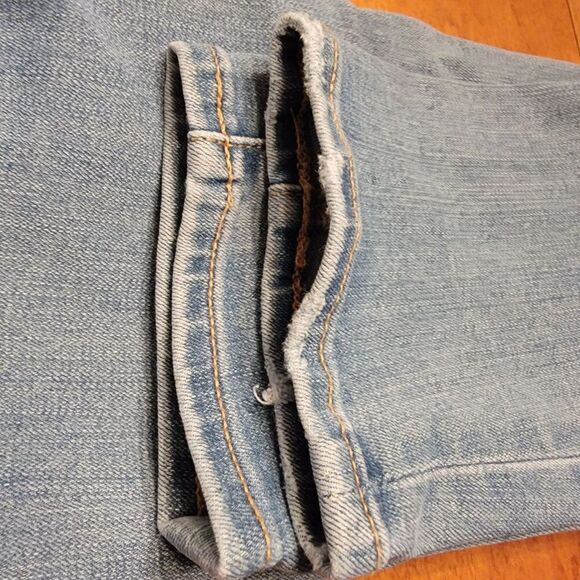 Aero Low Rise Slightly Distressed Light Wash Skinny Jeans Size 4 - Picture 6 of 6